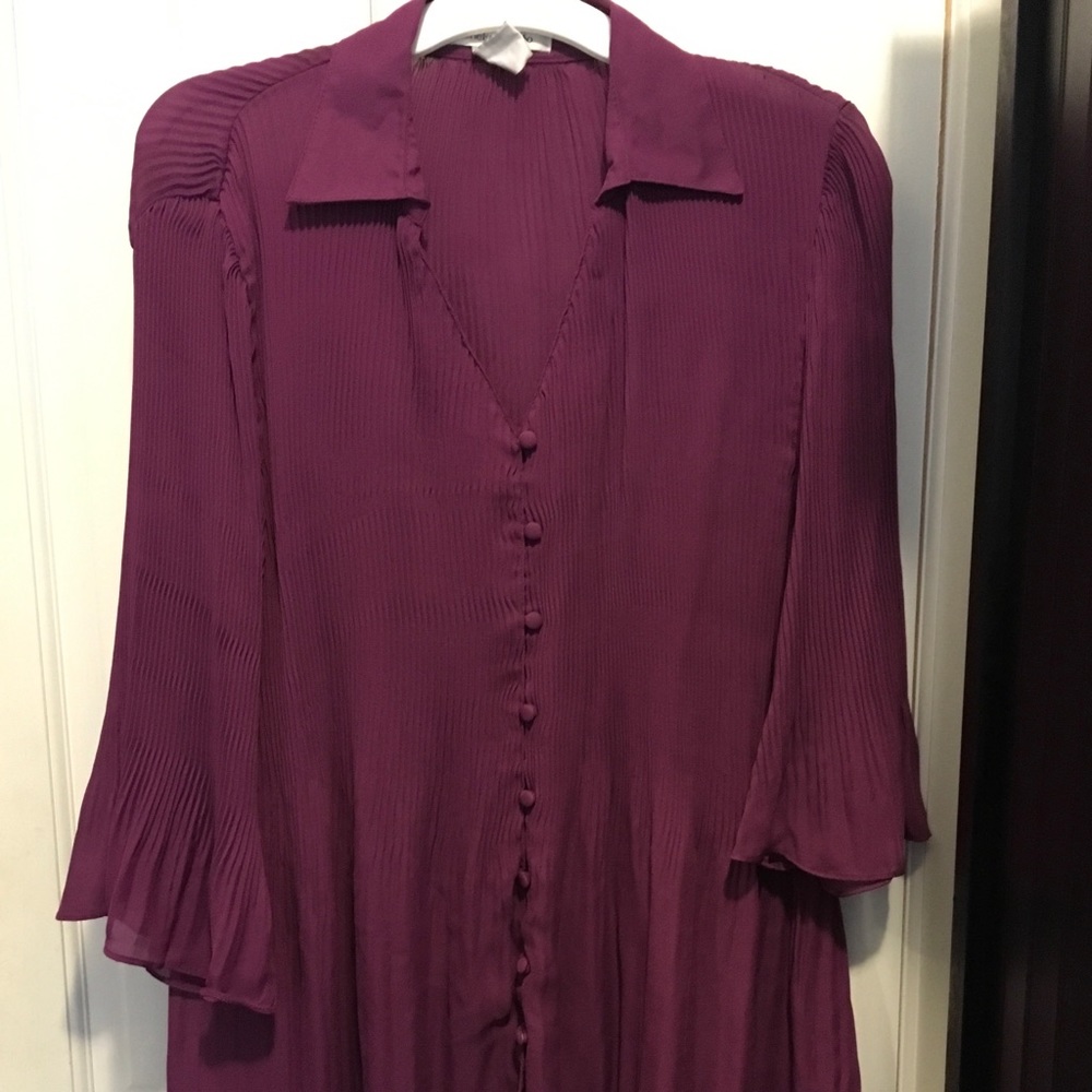 Flowing, deep fascia, pleated button up blouse.